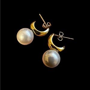 Small white Pearl gold Hoops earrings